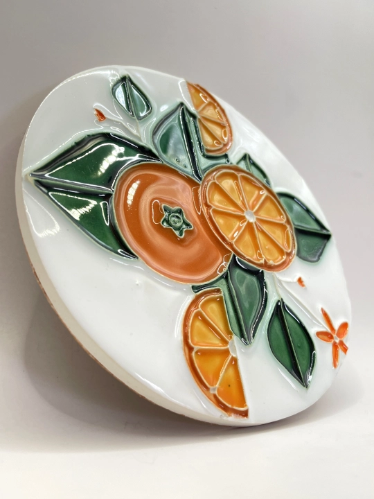 Ręcznie robiona podstawka ceramiczna z motywem pomarańczy