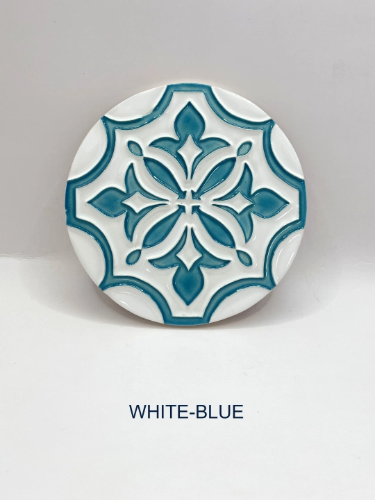 Ręcznie robiona podstawka ceramiczna z motywem śródziemnomorskim