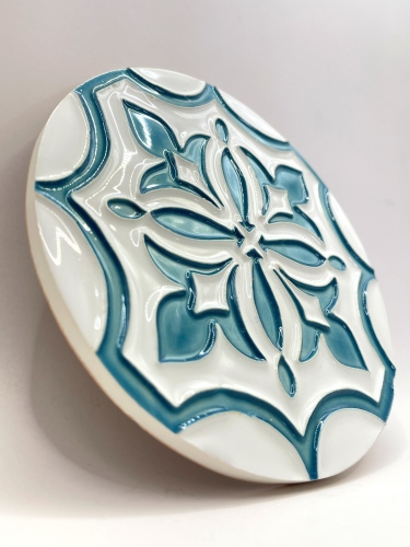 Ręcznie robiona podstawka ceramiczna z motywem śródziemnomorskim