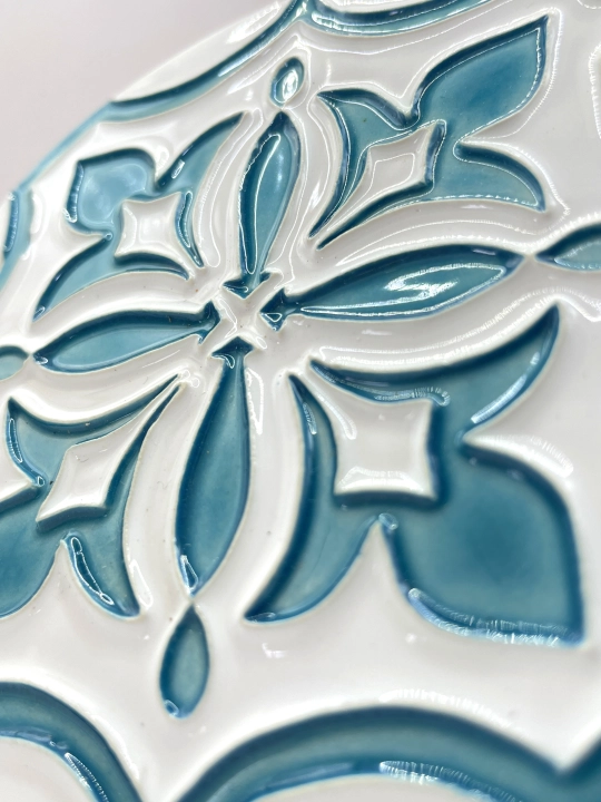 Ręcznie robiona podstawka ceramiczna z motywem śródziemnomorskim