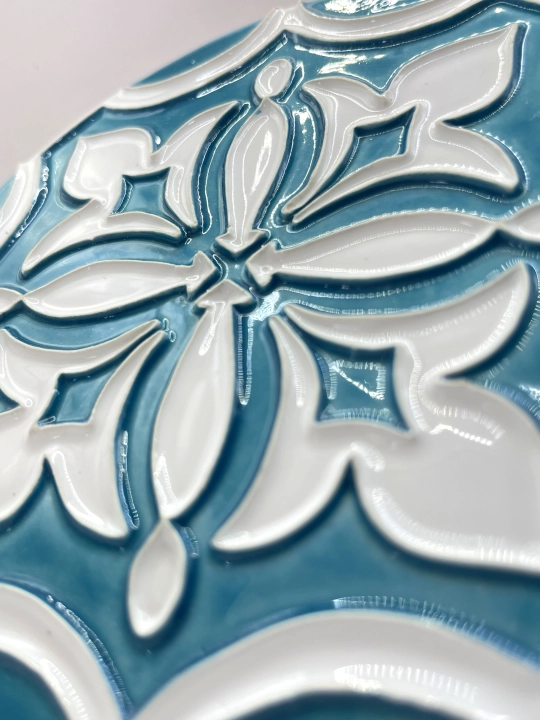 Ręcznie robiona podstawka ceramiczna z motywem śródziemnomorskim