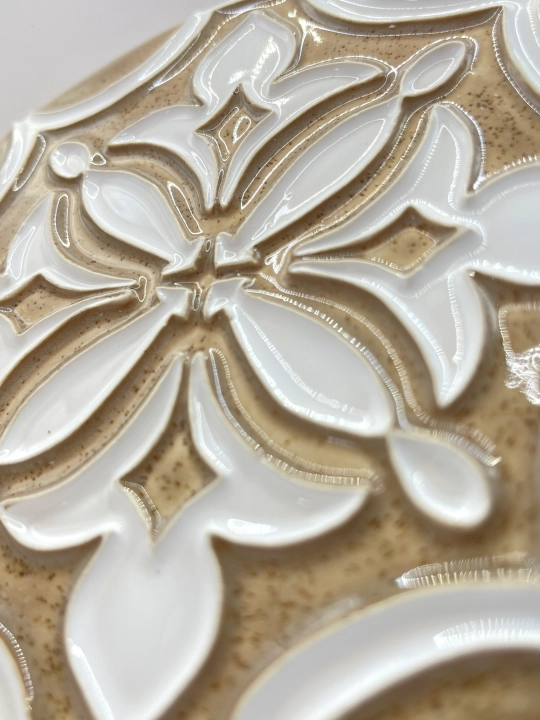 Ręcznie robiona podstawka ceramiczna z motywem śródziemnomorskim