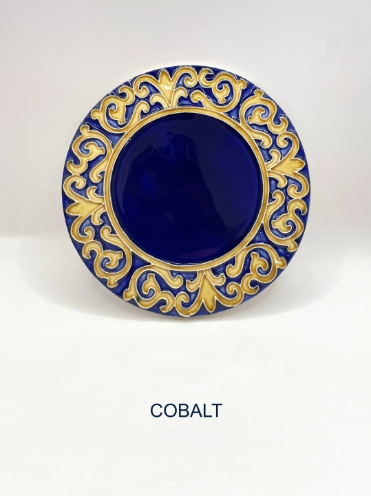Ręcznie robiona podstawka ceramiczna z motywem ornamentu