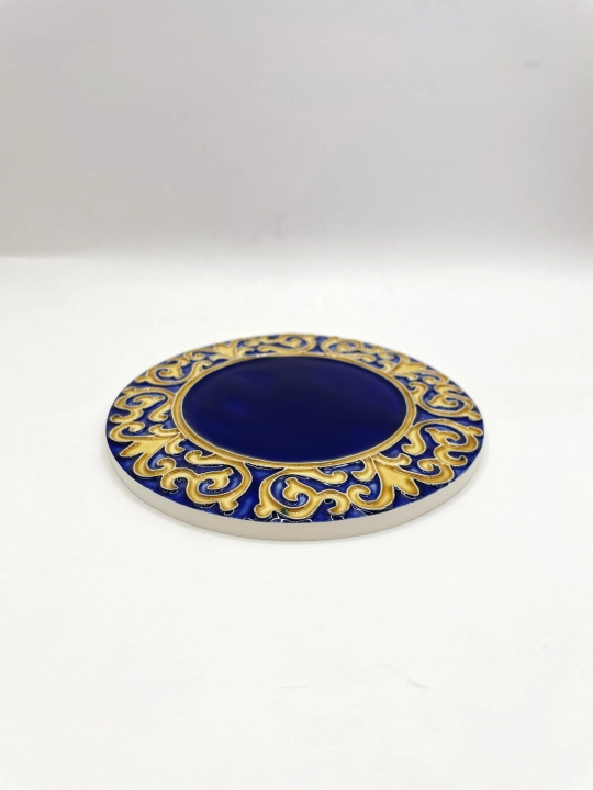 Ręcznie robiona podstawka ceramiczna z motywem ornamentu
