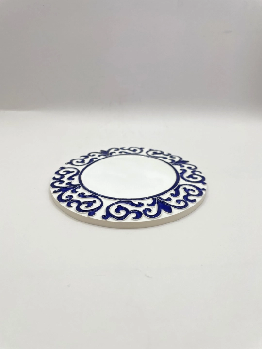 Ręcznie robiona podstawka ceramiczna z motywem ornamentu