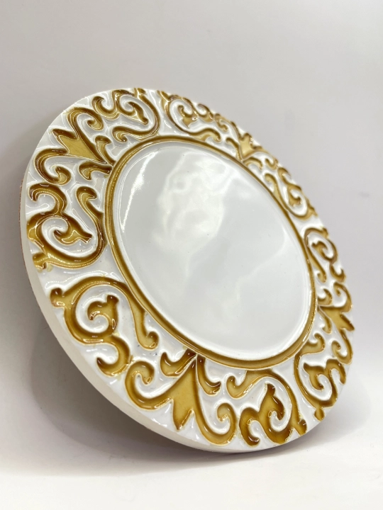 Ręcznie robiona podstawka ceramiczna z motywem ornamentu