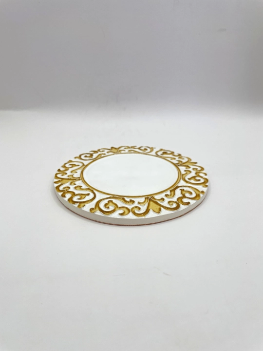 Ręcznie robiona podstawka ceramiczna z motywem ornamentu