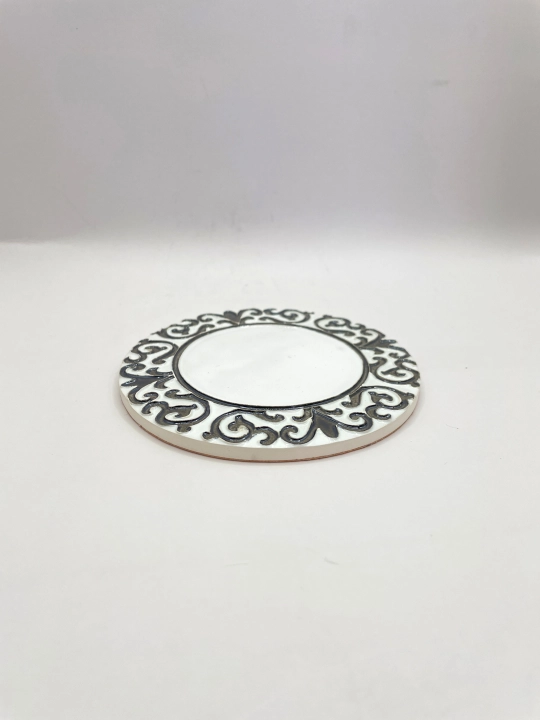 Ręcznie robiona podstawka ceramiczna z motywem ornamentu