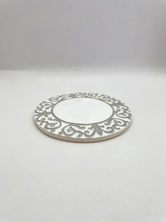 Ręcznie robiona podstawka ceramiczna z motywem ornamentu