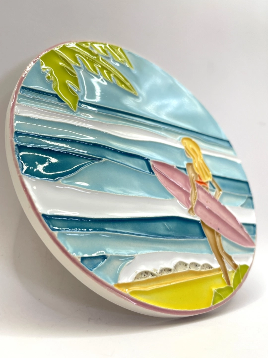 Ręcznie robiona podstawka ceramiczna z motywem surferskim