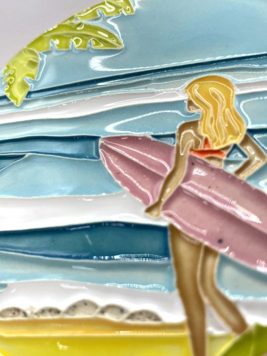Ręcznie robiona podstawka ceramiczna z motywem surferskim