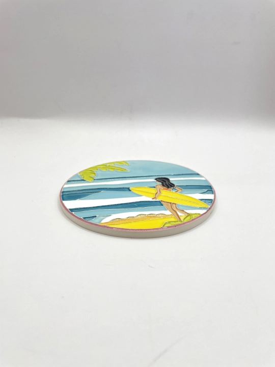 Ręcznie robiona podstawka ceramiczna z motywem surferskim