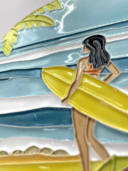 Ręcznie robiona podstawka ceramiczna z motywem surferskim